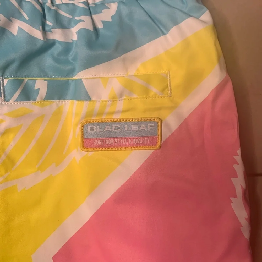 Blac leaf graphic shorts Sz small